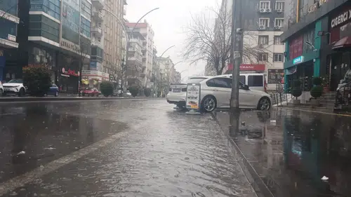 Diyarbakır'da gökyüzü karardı: Toz bulutu ve sağanak aynı anda geliyor