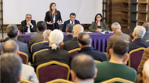 Diyarbakır'da esnaf ve oda başkanlarıyla toplantı: Sorunlar anlatıldı, çözüm sözü verildi
