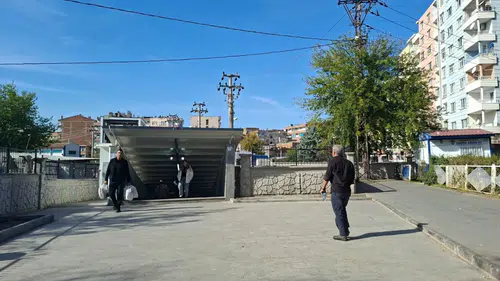 Diyarbakır'da haftada üç kez geçen tren için yaya yolu kapandı: Vatandaş tepkili
