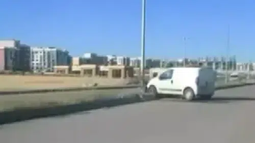 Bağlar ilçesinde kontrolden çıkan araç refüje çarparak durabildi