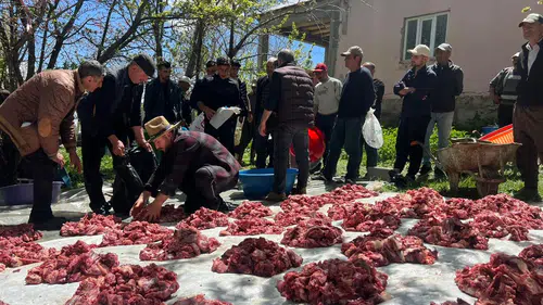 Hakkari’de yüz yıllık kurban geleneği sofraları birleştiriyor