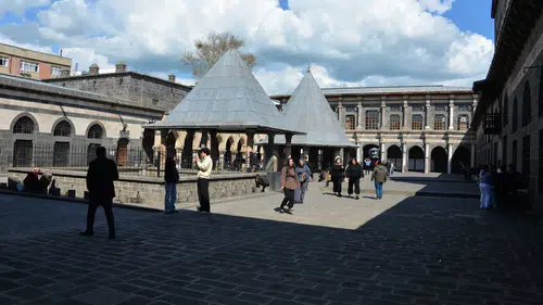 Diyarbakır Ulucami duvarındaki izler kayıp kitabeleri aratıyor