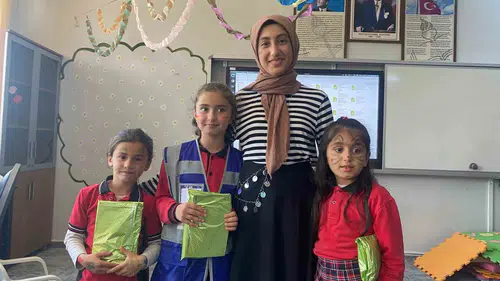 Arıcaklı gençler minik öğrencilerle sokak oyunlarında buluştu