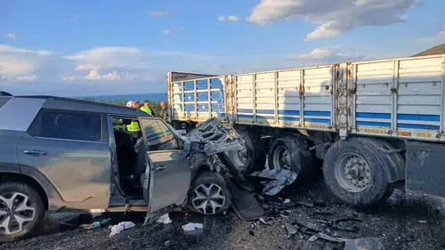 Tatvan yolunda iki araç çarpıştı 6 kişi yaralandı