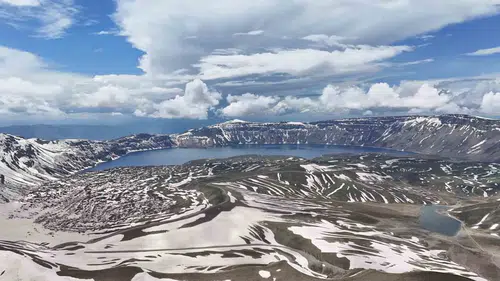 Nemrut Krateri'nde kış ve bahar aynı karede buluştu