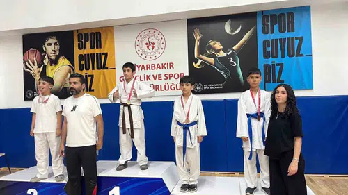 Çermikli genç karateciler Diyarbakır'dan madalyalarla döndü