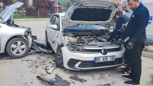İpekyolu’nda iki otomobil çarpıştı Bir kişi hastanelik oldu