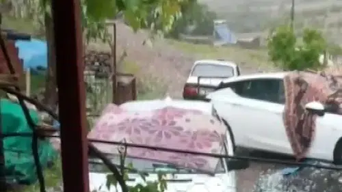 Çermik'te dolu korkusu araçları battaniyelerle korumaya itti