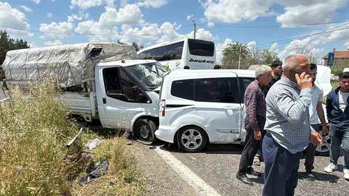 Diyarbakır yolunda kurbanlık taşıyan araç kaza yaptı