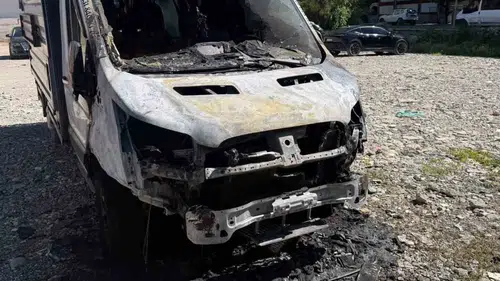 Siirt Yeni Mahalle’de park halindeki kamyonet alevlere teslim oldu