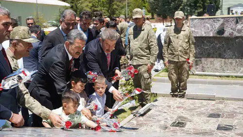 Şırnak Valisi Ekici Mehmetçikle bayramlaştı
