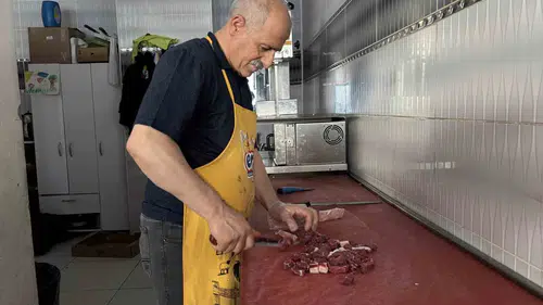 Bingöl’de kurban etlerini işlemek isteyenler kasaplara koştu