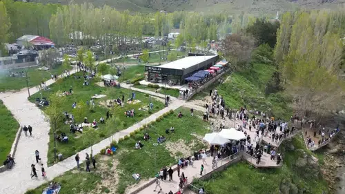 Muradiye Şelalesi bayram tatilinde ziyaretçi akınına uğradı
