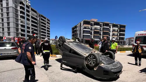 Elazığ'da iki araç çarpıştı Otomobil ters döndü, iki kişi yaralandı