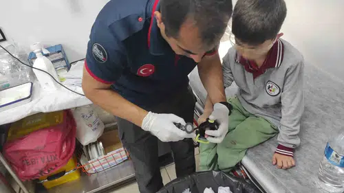 Batman'da küçük çocuğun parmağı su matarasının ağzına sıkıştı