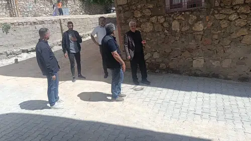 Çermik Belediyesi kışın tahrip ettiği yolları yeniliyor
