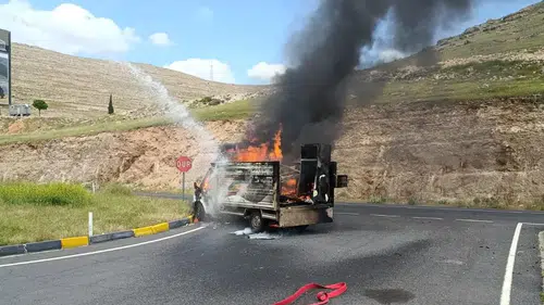 Diyarbakır Mardin yolunda kamyonet küle döndü