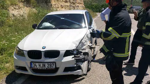 Yeşilli yolunda iki araç çarpıştı