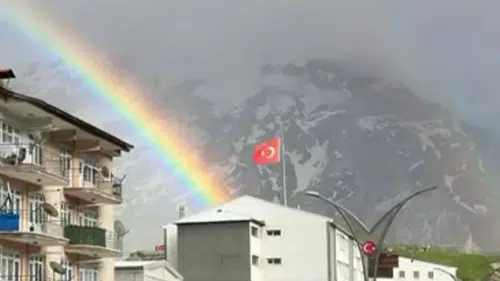 Hakkari’nin üzerine yağmur sonrası renkli bir tablo kuruldu