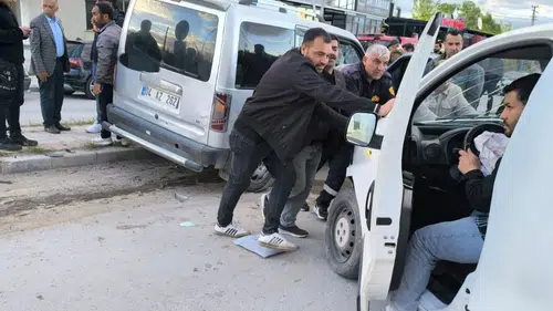 Gevaş yolunda iki kamyonet çarpıştı