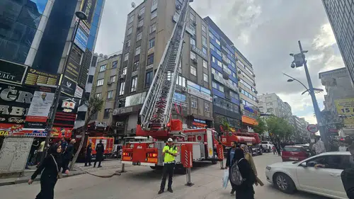 Elazığ merkezinde dokuz katlı iş merkezinin çatısı alevlere teslim oldu
