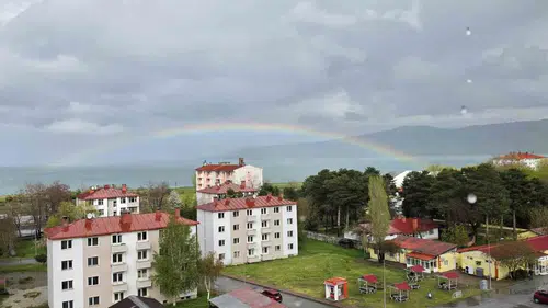 Tatvan semalarında yağmur sonrası renk cümbüşü