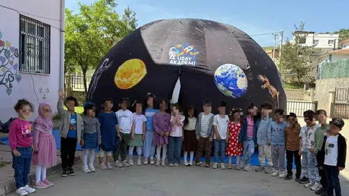 Mardinli minikler okul bahçesinde uzay turuna çıktı