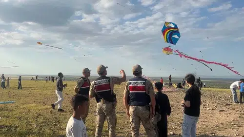 Ceylanpınar sınır hattında jandarma ve çocuklar uçurtma şenliğinde buluştu