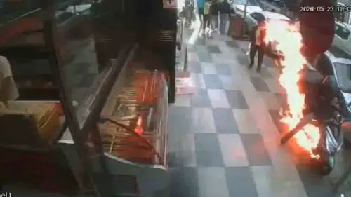 Elazığ’da kuryenin motosikleti marşa bastığı anda alev topuna döndü