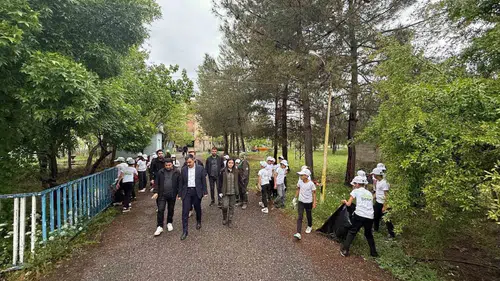 Dicle'de yangınlara karşı öğrencilerden temizlik seferberliği