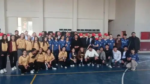 Özalp gençleri voleybol fileleri önünde buluştu