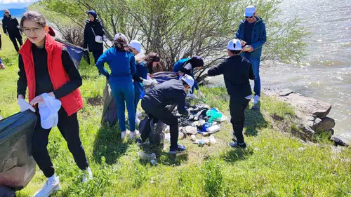 Haçlı Gölü’nde öğrenciler doğayı korumak için sahaya indi