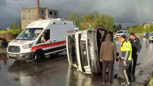 Muş’ta dolu yağışı yolları kayganlaştırdı minibüs yan yattı