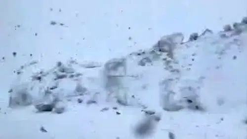 Hakkari’nin zirvelerinde bahar ayı karla kaplandı