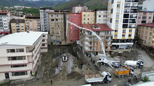 Hakkari’de temel kazısı sırasında zemin kayınca 6 bina boşaltıldı