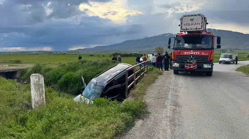 Muradiye'de kamyonet su kanalına uçtu