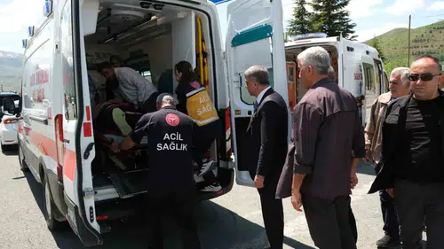Elazığ yolunda kaza Vekil Erol yaralı bebeğe ilk yardıma koştu