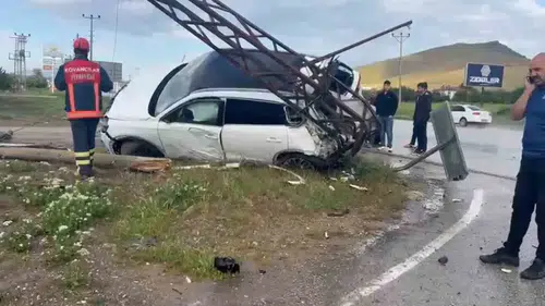 Elazığ yolunda direksiyon hakimiyeti kayboldu 4 kişi yaralandı