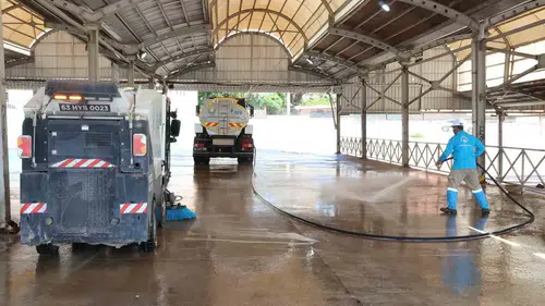Haliliye bayram sonrası sokakları köpüklü suyla temizliyor