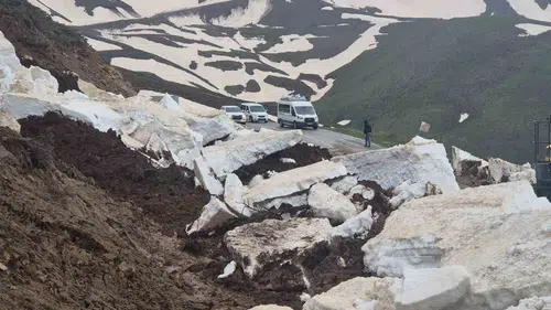 Muşta kapanan dağ yolu yeniden ulaşıma açıldı