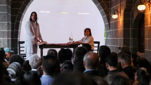 Tarihi kilisede Antigone rüzgarı: İtalyan tiyatrocular Amed’de vicdanın sesini yükseltti