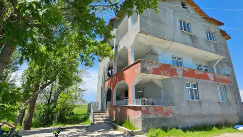 Muş’ta bir ailenin evini yılanlar istila etti