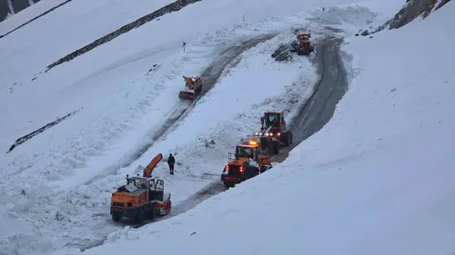 Van Bahçesaray yolunda beş aylık kış esareti sona eriyor