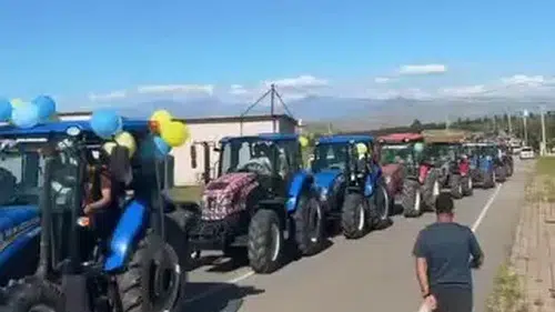 Siirt'te lüks araçlar yerine traktörler konvoy yaptı