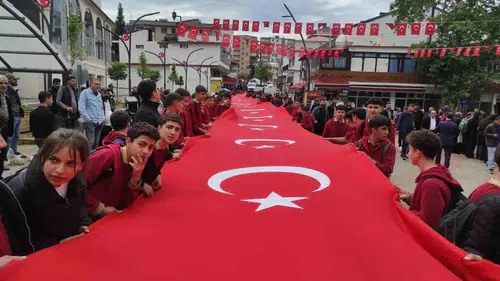 Sason gençleri 100 metrelik dev bayrakla sokaklara döküldü