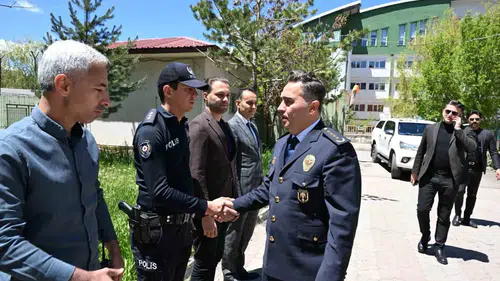 Ağrı Emniyet Müdürü sahadaki polislerle bayramlaştı