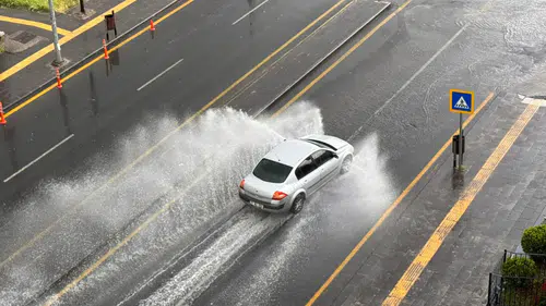 Diyarbakır'da aniden bastıran dolu ve sağanak trafiği kilitledi