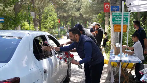 Elazığlılar arife günü mezarlıklarda çiçeklerle karşılandı