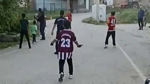 Jandarma ve köylü çocuklar sahada dostluk maçı yaptı