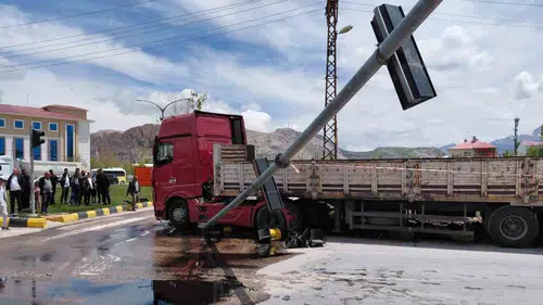 Van Otogar Kavşağı'nda tır kazası Sürücü ağır hasarlı araçtan çıkarıldı